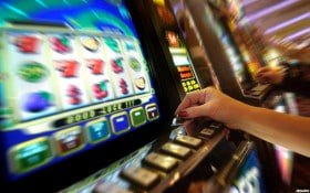 Tampilan meja live casino dengan dealer wanita di live casino demoslotpg